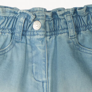 Short vaquero con cintura elástica y bordado de lazos para niñas. 