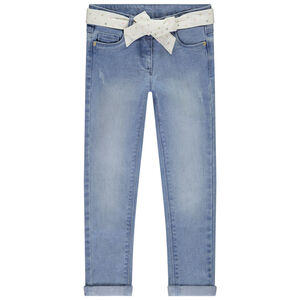 Jeans slim efecto desgastado con cinturón de pañuelo para niña 