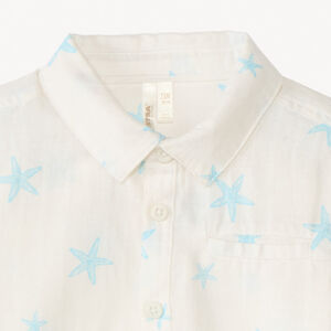 Camisa de manga corta con estampado de estrellas de mar para niño. 