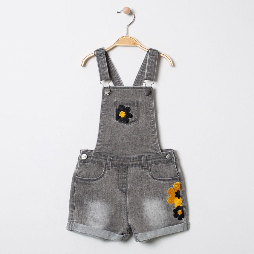 Mono efecto usado con flores bordadas 