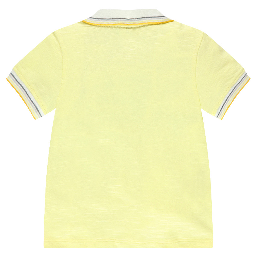 Polo manga corta en todo lo largo en la parte delantera 