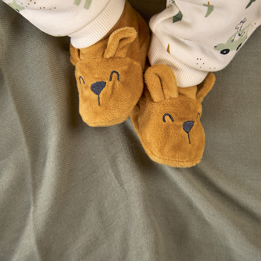 Patucos de peluche con orejas en relieve para bebé niño. 