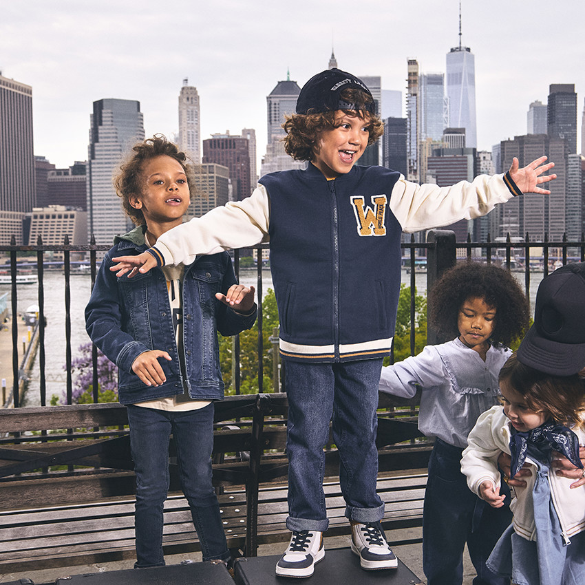 Chaqueta de mezclilla con capucha de felpa desmontable para niño 