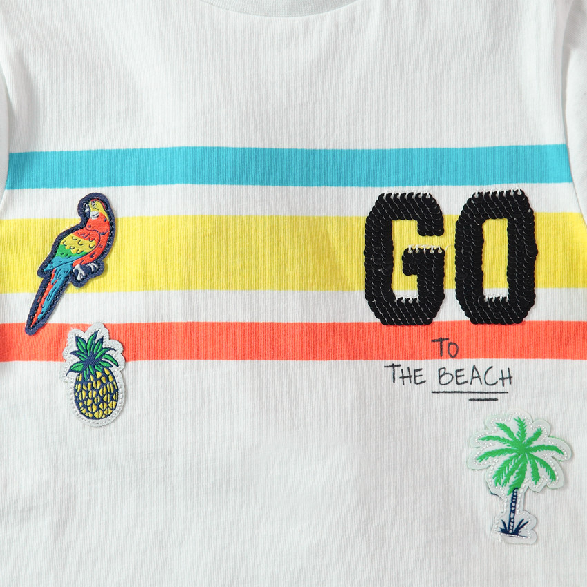 Camiseta de manga corta con bandas que contrastan y parches de estilo tropical 