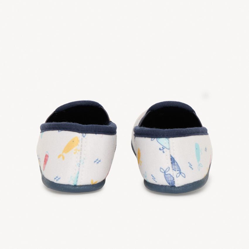 Zapatillas bajas con estampado de ballenas para niño. 