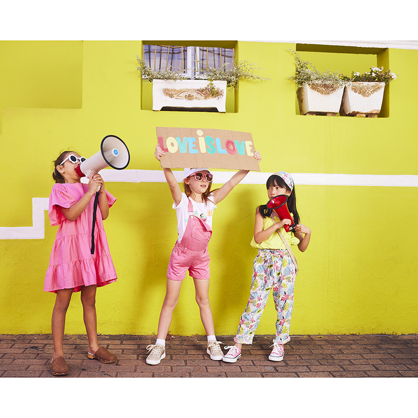 Vestido de niña con volantes y mangas cortas en color liso 