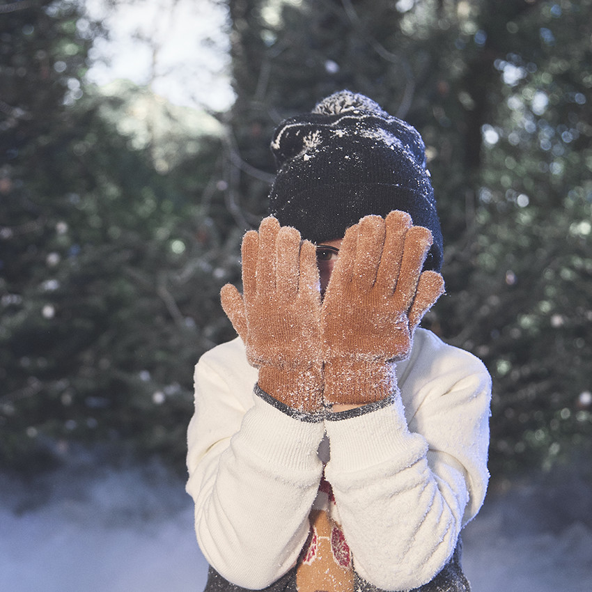 Bonete de fantasía de punto con motivos de copo de nieve y pompón 