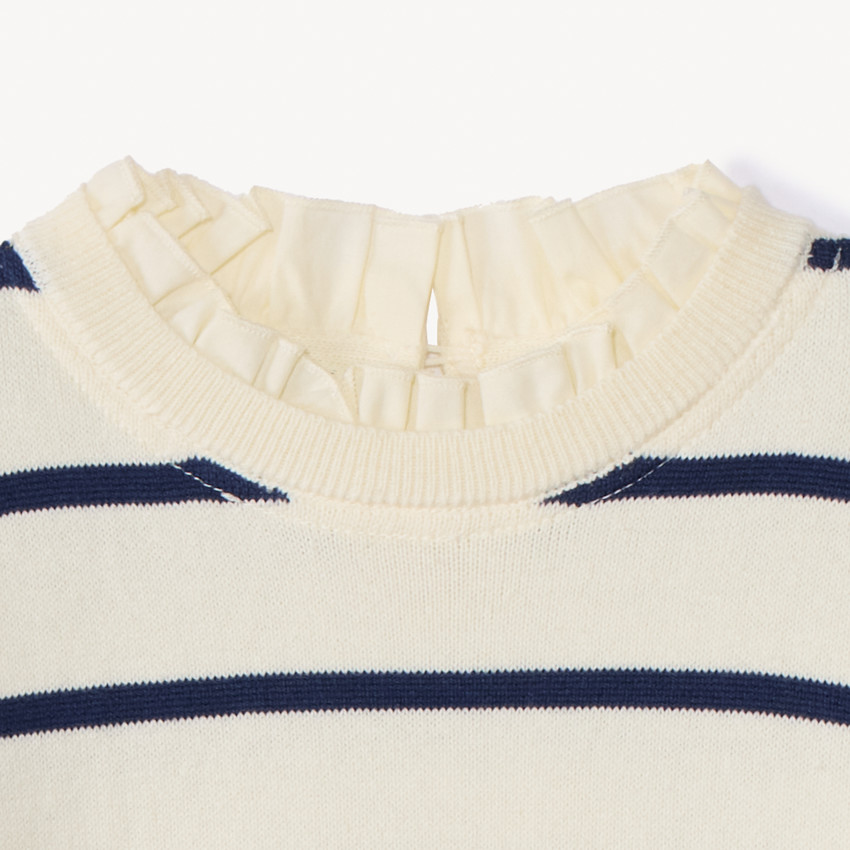 Jersey de punto con rayas y cuello de popelina con volante niña 