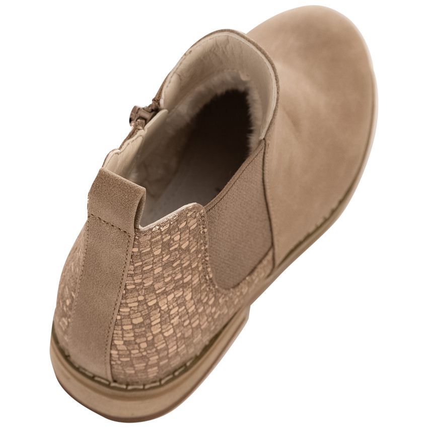 Botines beige con elástico y talonera efecto troquelado  Additional Botines beige con elástico y talonera efecto troquelado