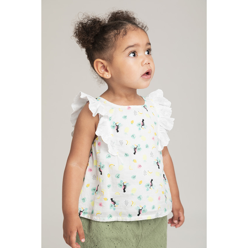 Top mangas cortas con bordado ingles y toucans estampados 