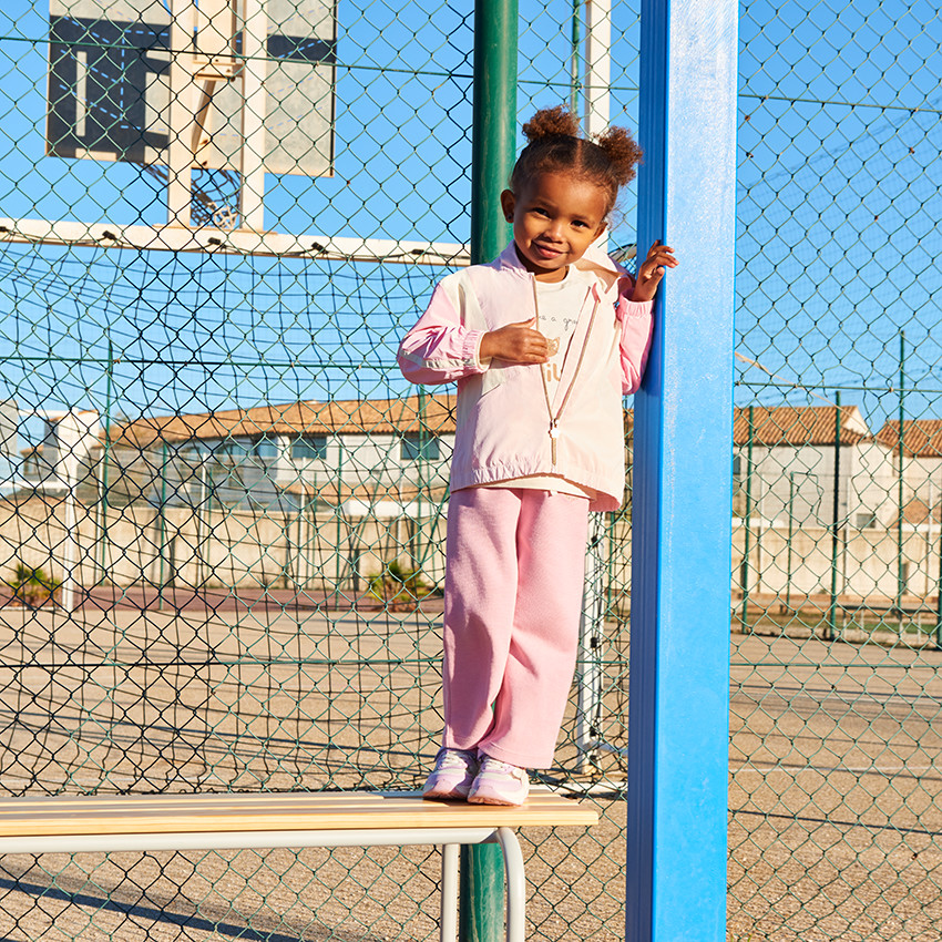Jogging ancho de piqué con estampado de mariposas para niña. 