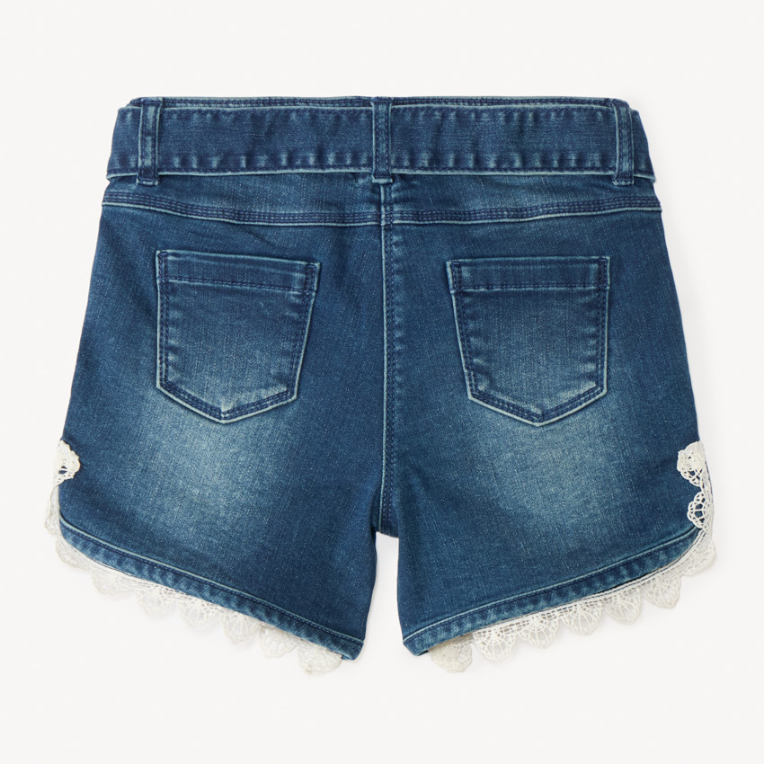 Pantalones cortos de mezclilla con cinturón atado y detalles de encaje para niña. 
