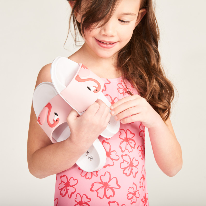 Chanclas con flamenco en relieve para niña con tira ajustable según talla 