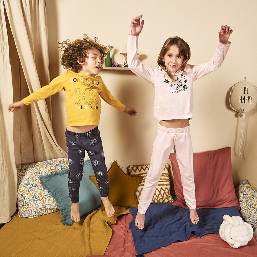 Pijama de 2 piezas con estampado de fantasía y manga larga para niña 