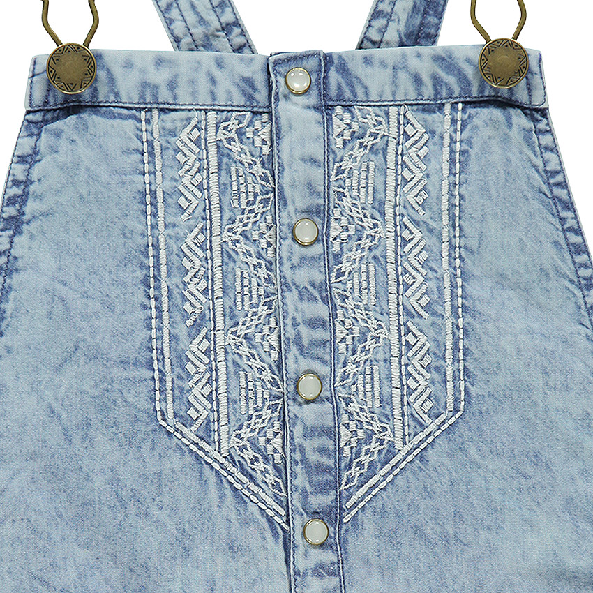 Peto de jean con bordados 