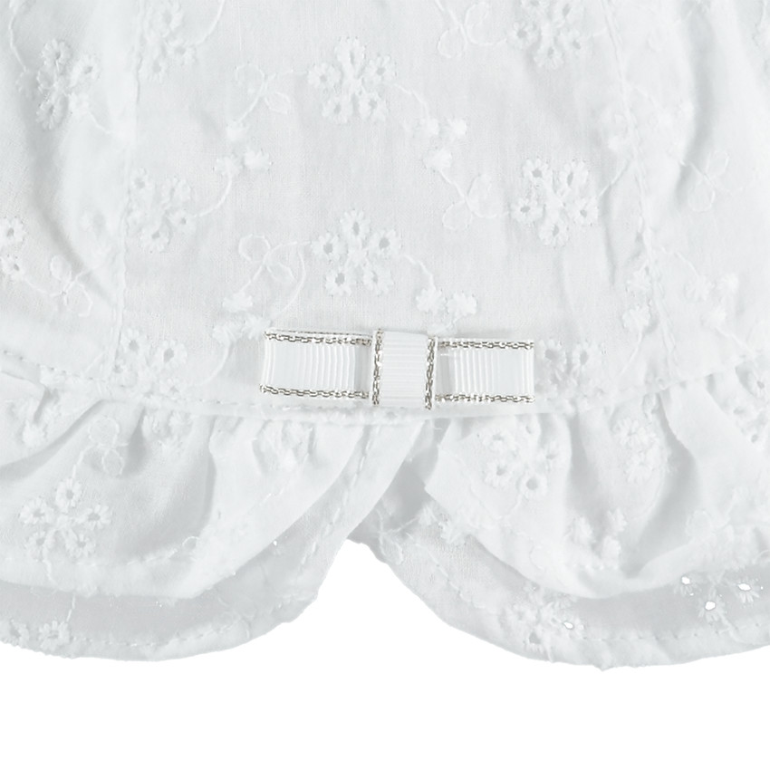 Capota en bordado inglés con tiras que se abrochan mediante automáticos  Additional Capota en bordado inglés con tiras que se abrochan mediante automáticos