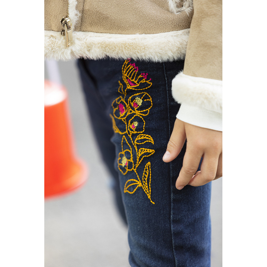 Jeans slim con bordado de flores para niña 