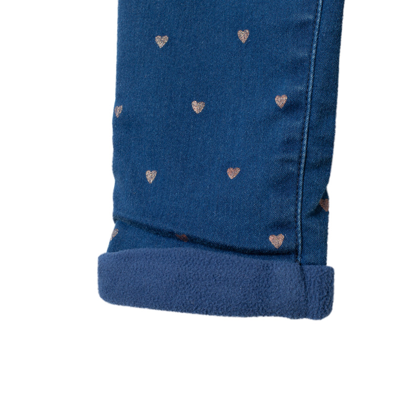 Vaquero forrado micropolar estampado corazones  all-over 