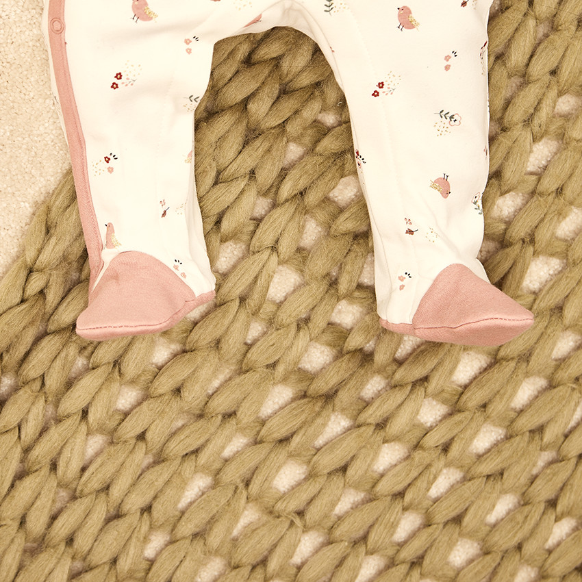 Pelele estampado para bebé niña con aperturas diferentes según la edad 