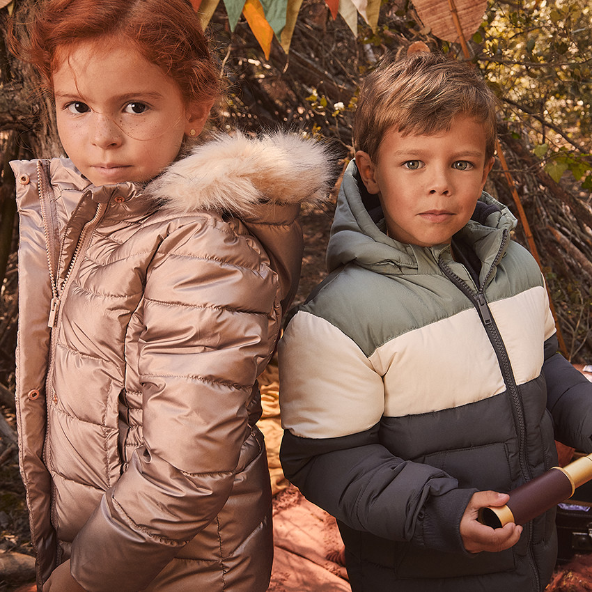 Chaqueta de abrigo metálica con capucha desmontable para niña 