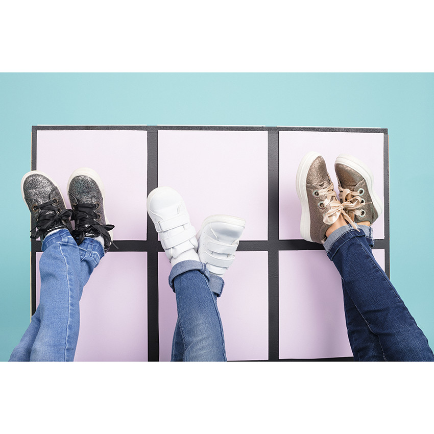 Zapatillas bajas con purpurina y cordones de satén  Additional Zapatillas bajas con purpurina y cordones de satén