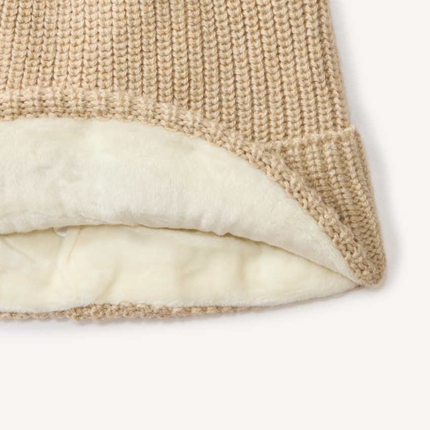 Gorro de bebé con pompom y bordado de cabeza de oso 