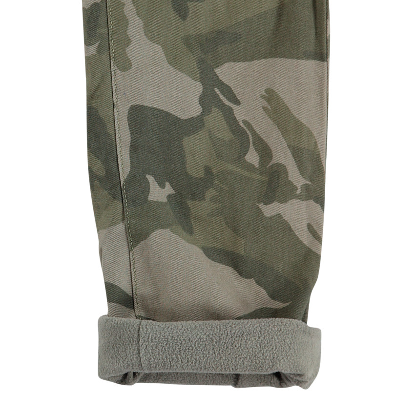 Pantalón con estampado militar de micropolar con bolsillos 