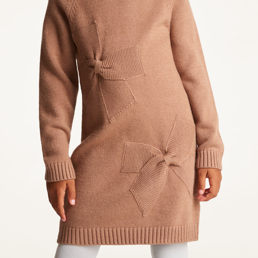 Robe tricot de niña con mangas largas y efecto nudo. 