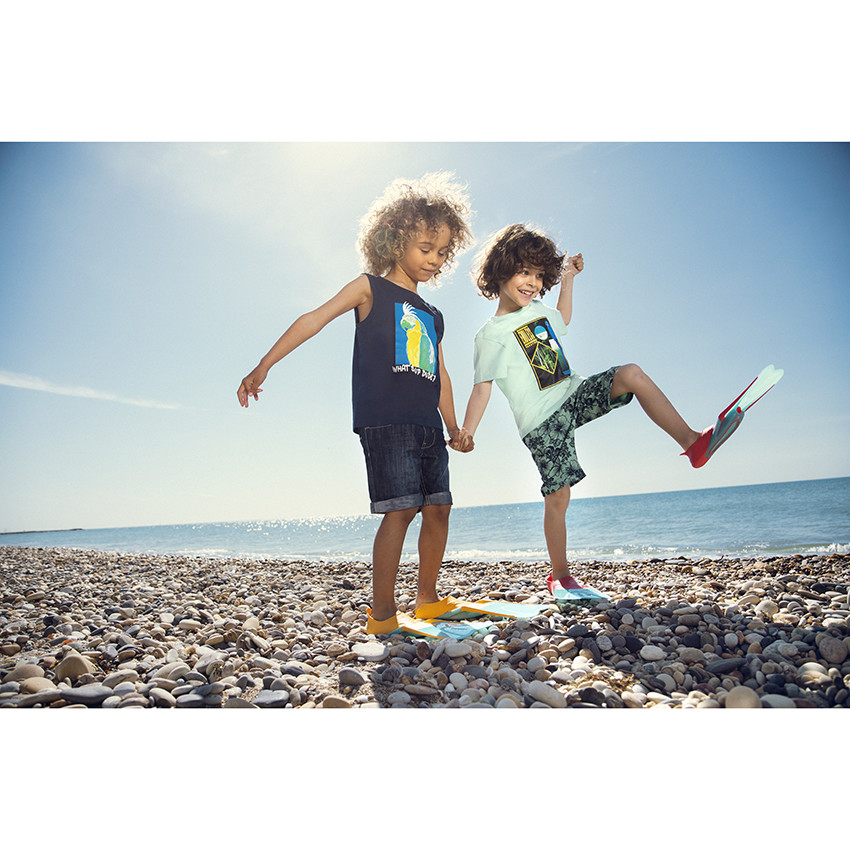 Camiseta manga corta azul con estampado de selva 