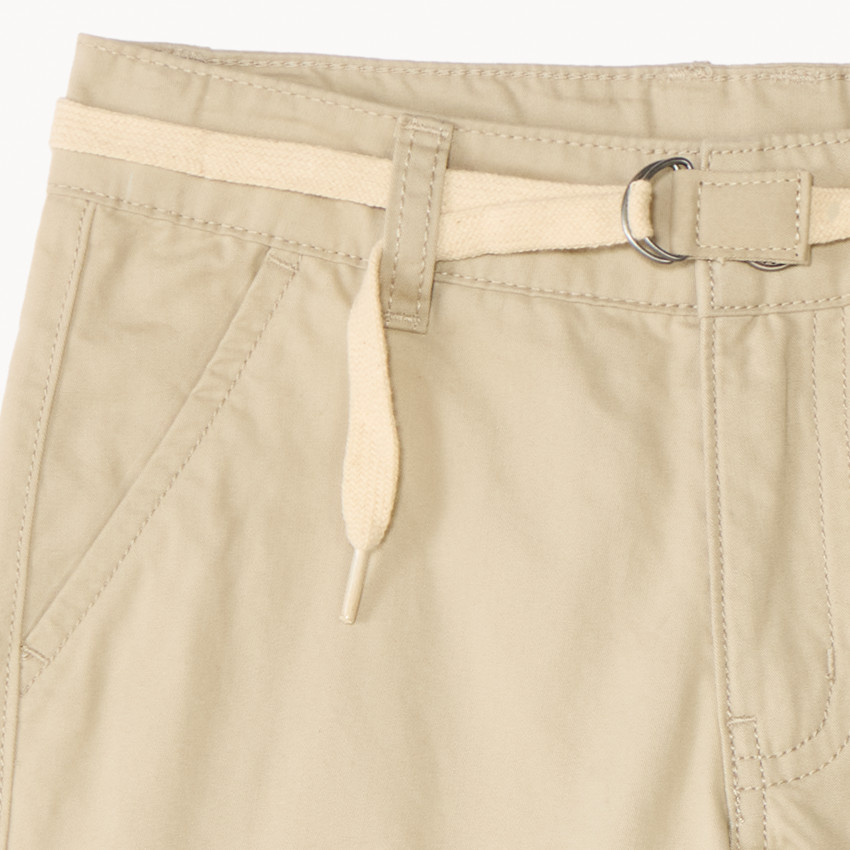 Bermudas lisos de tela con cinturón de cordón para niño 