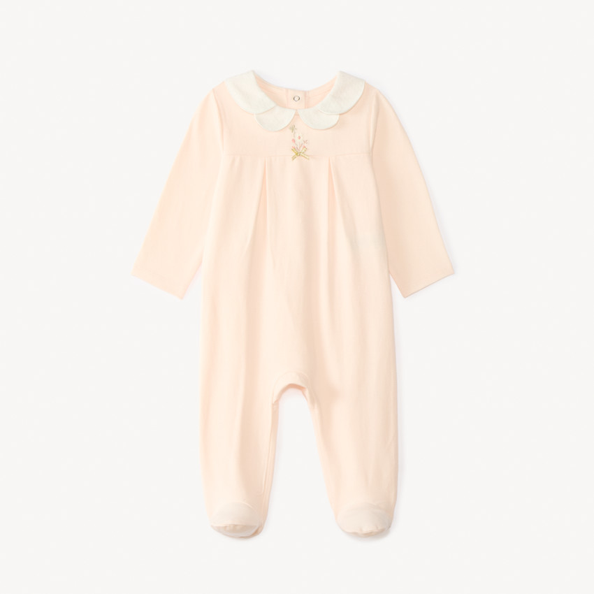 Pijama con cuello tipo claudine y bordado de flores para niña. 