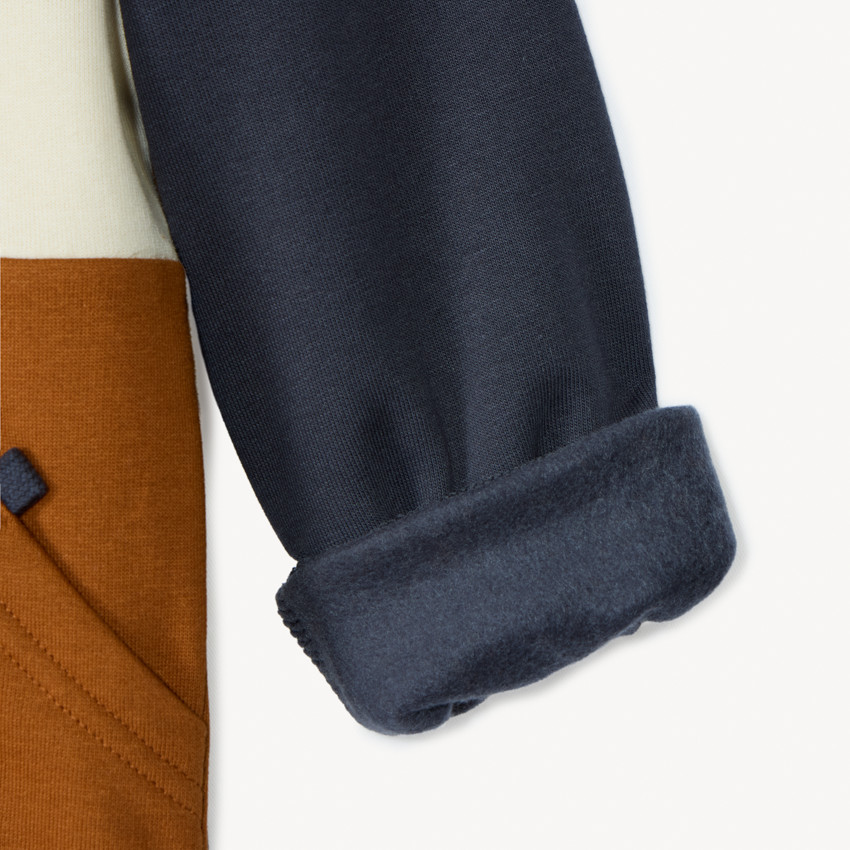 Conjunto de chándal de felpa con efecto color block para niño. 