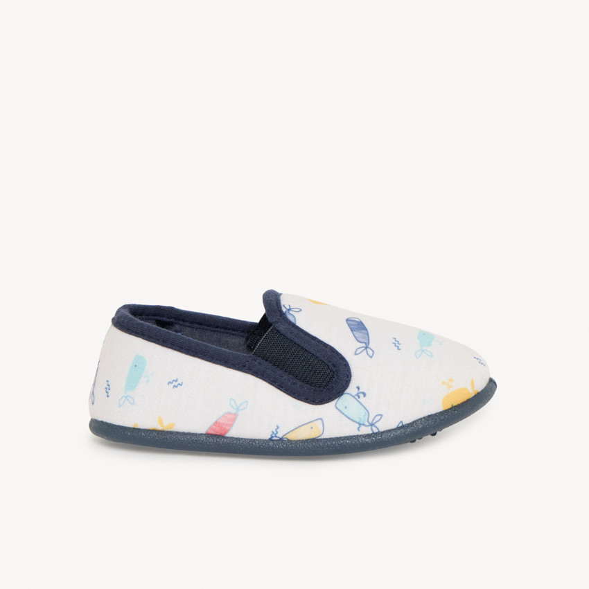 Zapatillas bajas con estampado de ballenas para niño. 