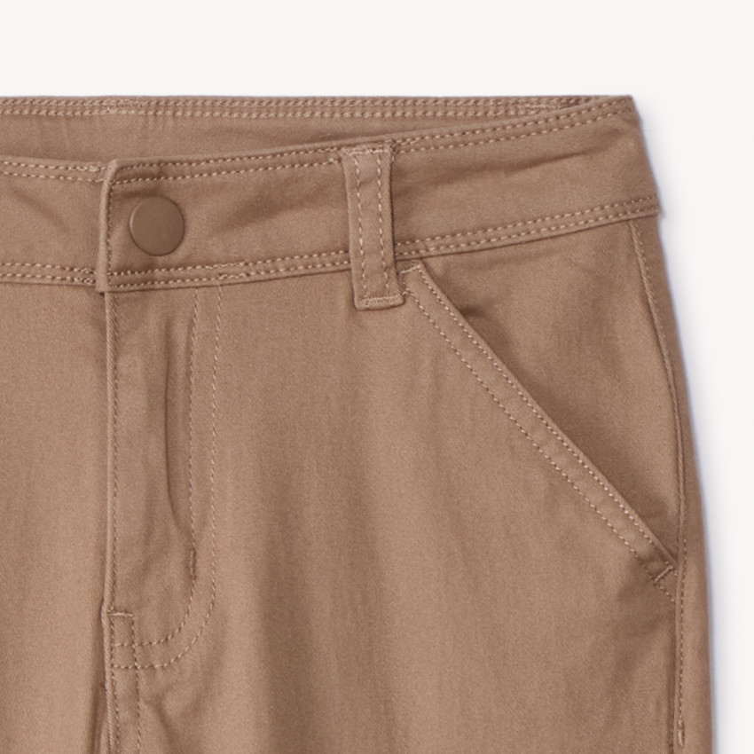 Pantalón cargo liso con dos bolsillos con fuelle para niño 