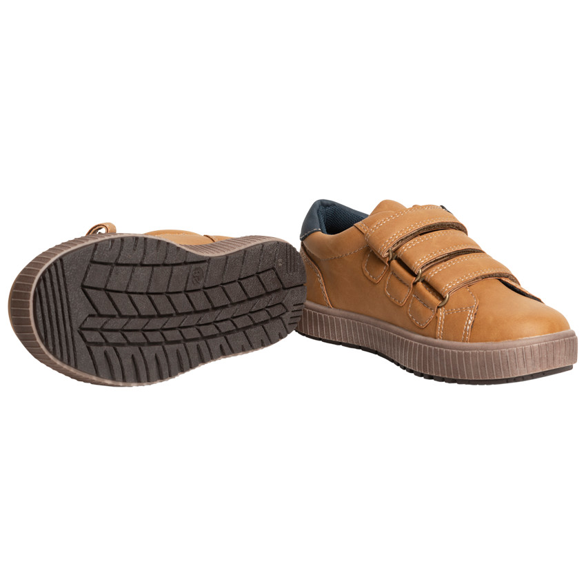 Zapatillas bajas camel con 3 tiras de velcro para niño.  Additional Zapatillas bajas camel con 3 tiras de velcro para niño.