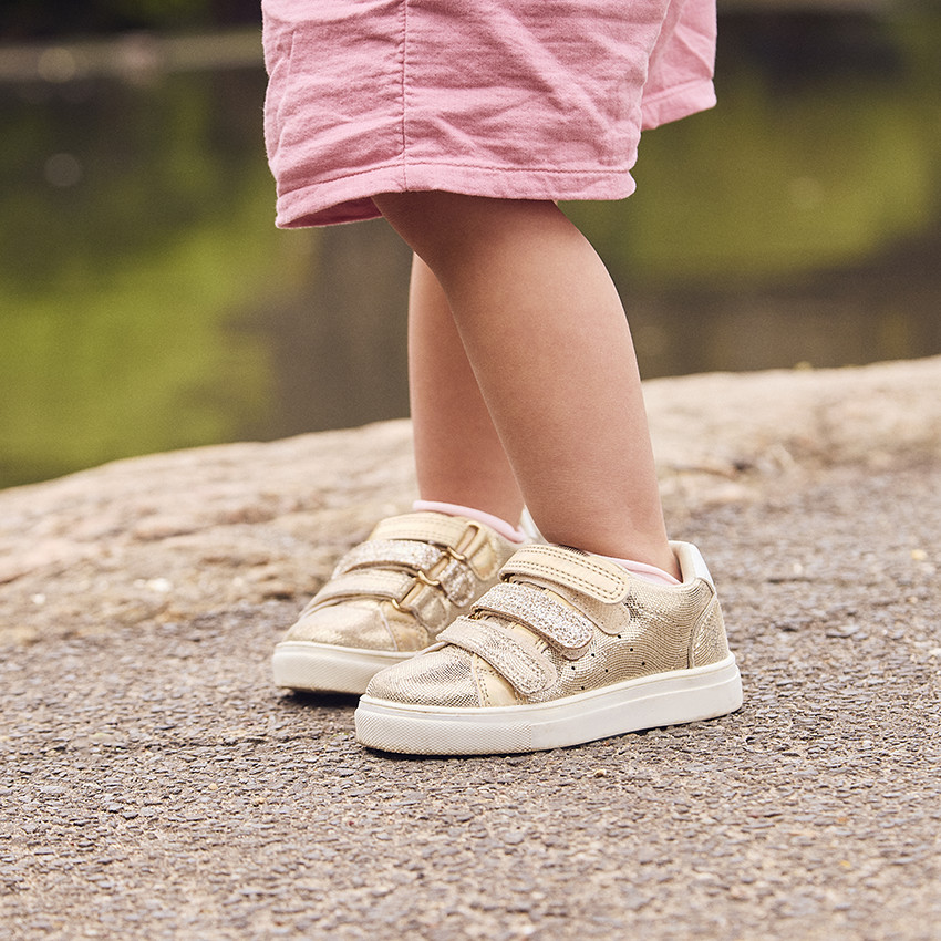 Zapatillas bajas doradas con efecto irisado y brillante para niña 