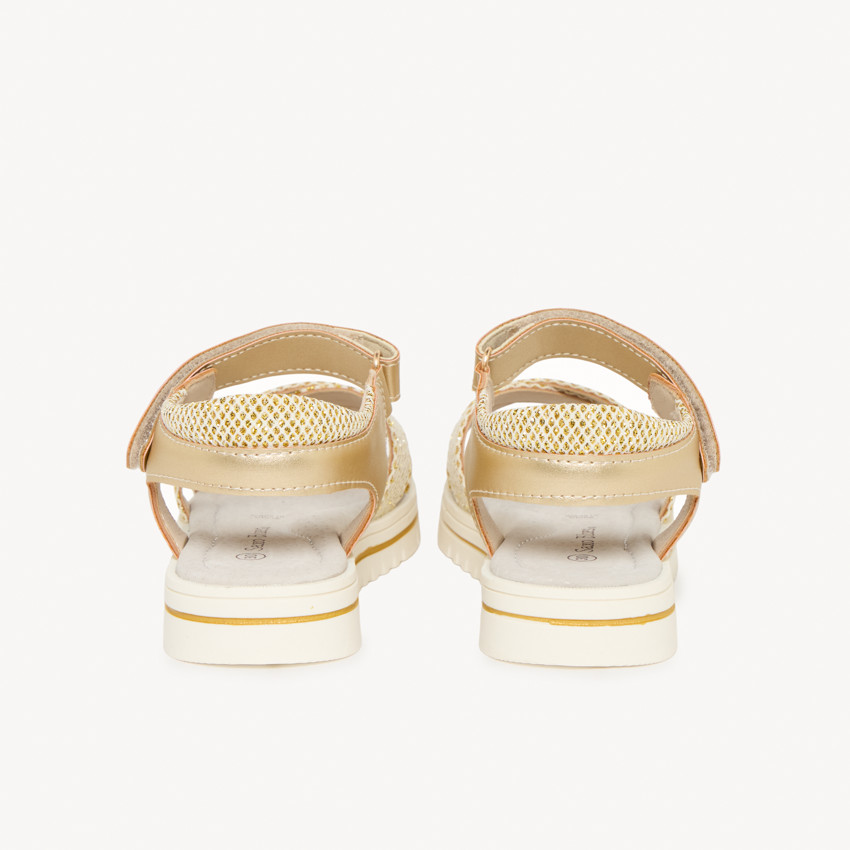 Sandalias doradas con tiras cruzadas efecto piel de serpiente para niña 