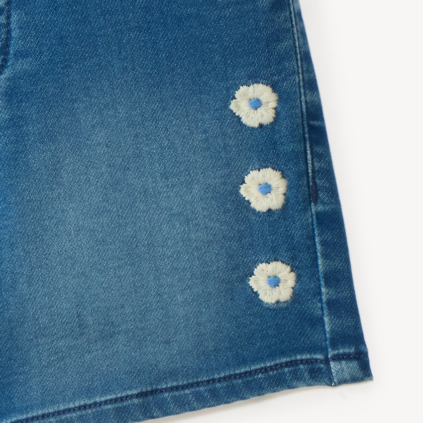 Pantalones cortos de jean con bordado de flores para niña. 