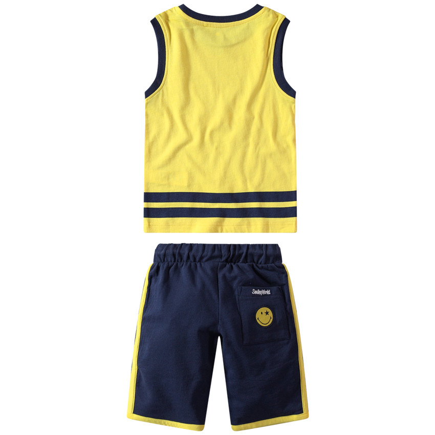 Conjunto con camiseta con estampado ©Smiley y bermudas lisas 