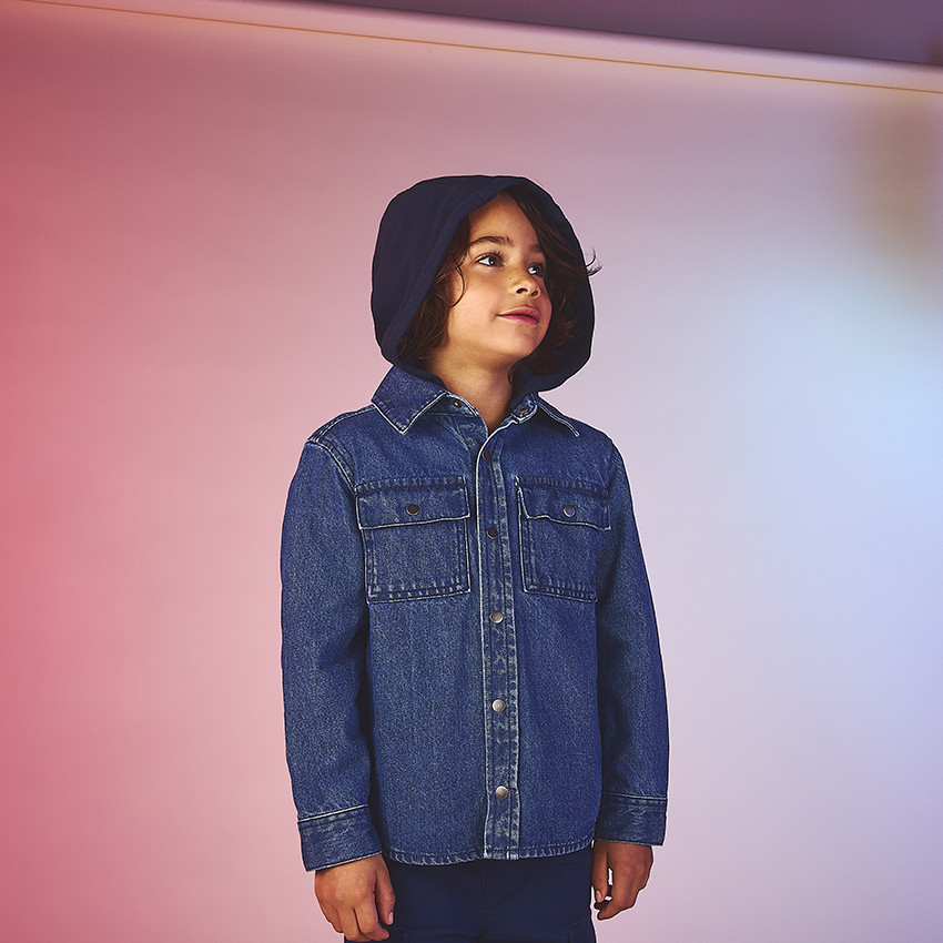 Camisa de mezclilla bordada con capucha desmontable para niño 