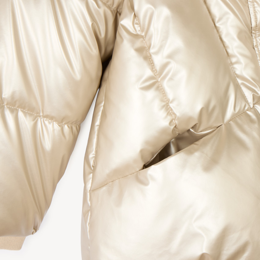 Chaqueta acolchada con capucha para niña, ideal para climas fríos. 