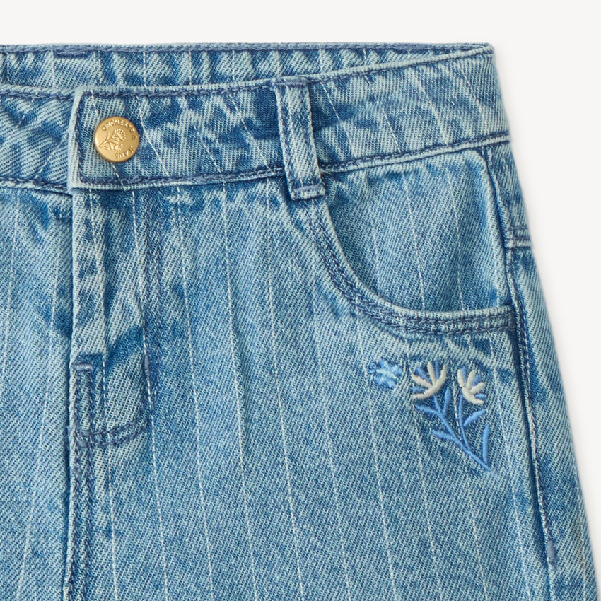 Pantalones cortos de mezclilla con rayas de pespunte y bordado de flores para niña bebé. 
