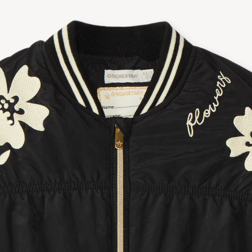 Chaqueta de niña de popelina bordada con flores. 