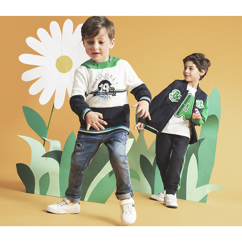 Sudadera de felpa con capucha e inscripciones estampadas con bolsillos 