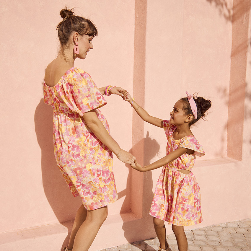 Vestido de manga corta en seersucker estampado floral para niña 