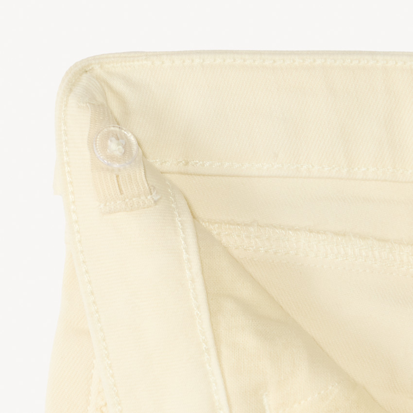 Pantalones cortos de denim con detalles bordados y cinturón para atar para niña. 