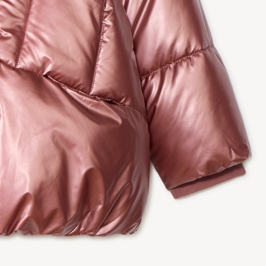 Chaqueta acolchada con capucha para niña, ideal para climas fríos. 