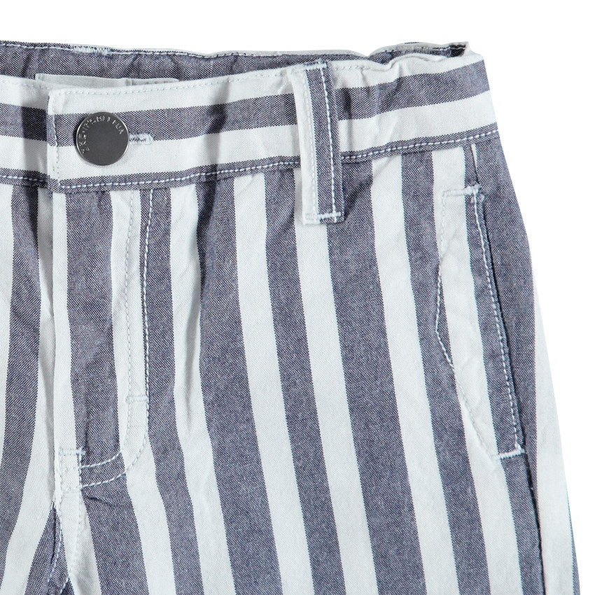 Bermudas con rayas verticales en contraste all-over y bolsillos  Additional Bermudas con rayas verticales en contraste all-over y bolsillos
