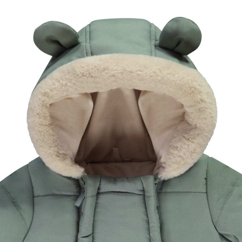 Buzo impermeable de oso para bebé con acabados variados según la edad. 
