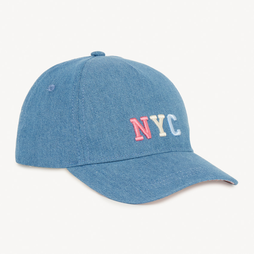 Gorra de mezclilla con bordado "NYC" para niña. 